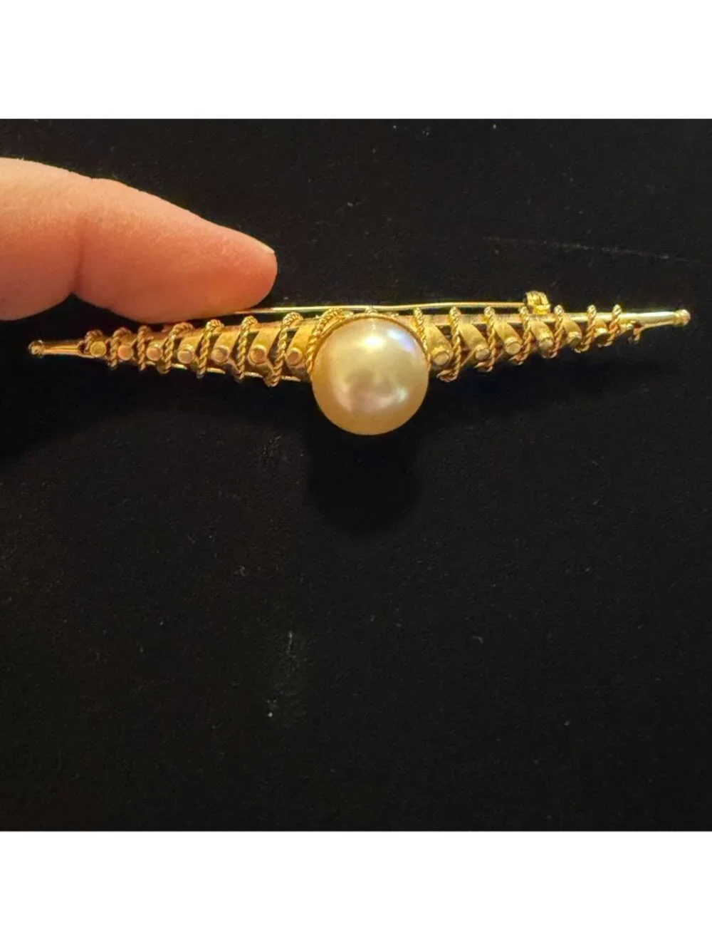 Vintage gold tone twisted faux pearl brooch signed Italy Italian Y2K preppy lape